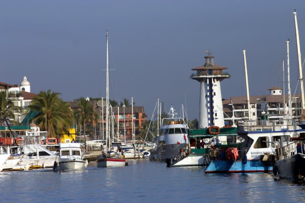 Lawur on their way out of Marina Vallarta